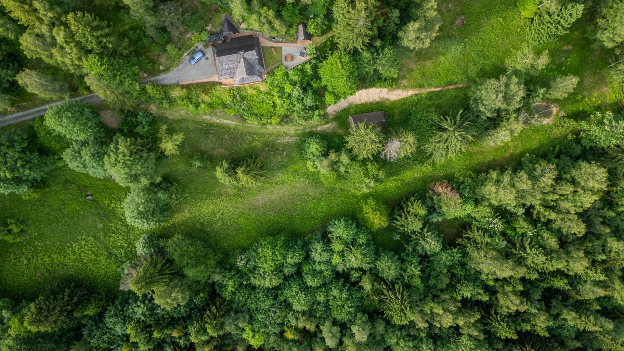 Pohled z dronu kolmo na usedlost
