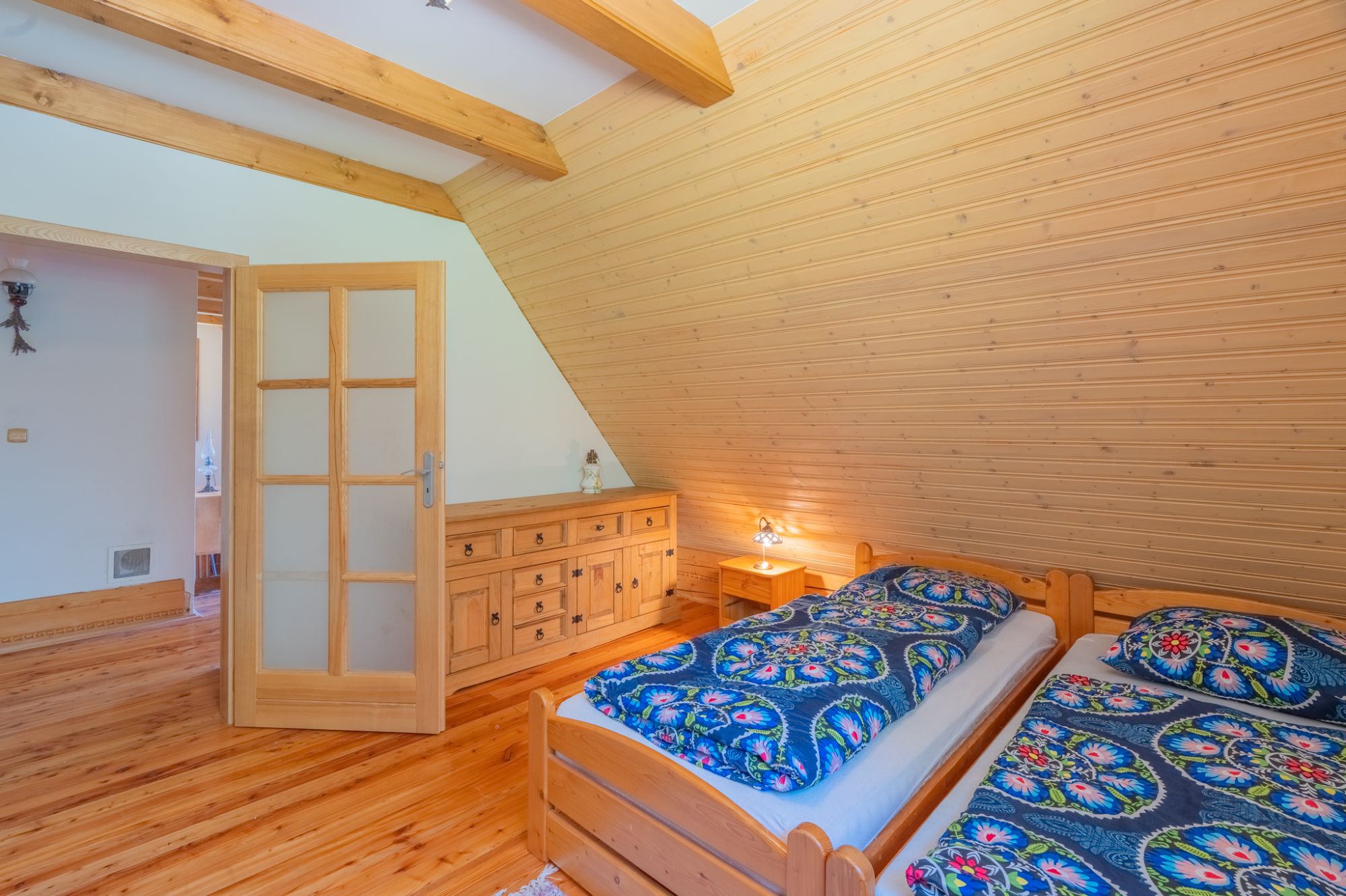 Podkrovní ložnice s komodou