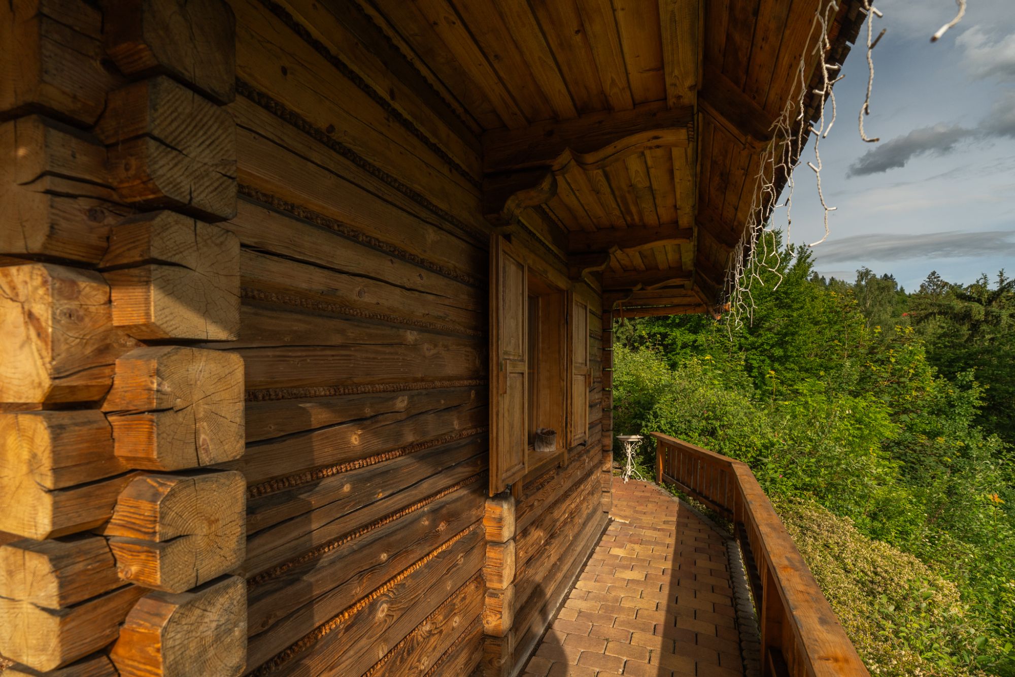 Detail ručně roubených stěn